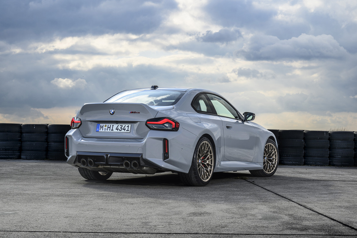 P90600878_highRes_the-new-bmw-m2-cs