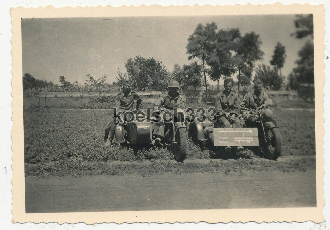 Foto Kradschützen der Wehrmacht auf Motorrädern ... Schild Taktische Zeichen ...