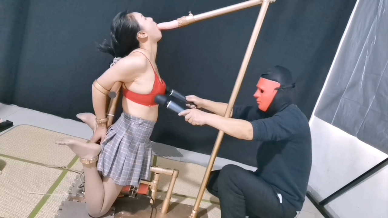 飞天原创 小丽禁锢在最残酷的倒仰式k9拘束架上.mp4_20211212_130443.047