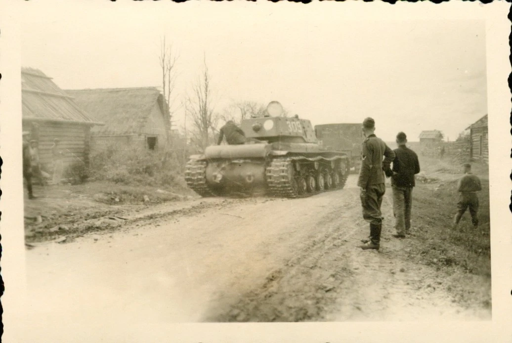 WK2 Wehrmacht russischer Panzer Typ KV 1 Beute Soldaten