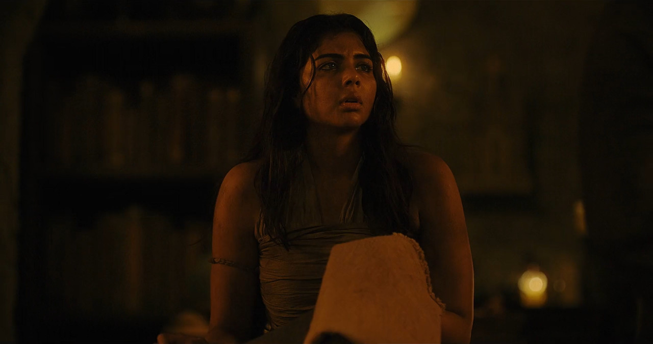 Lokah Chapter 1: Chandra 2025 WebRip [Hindi + Tamil + Telugu + Malayalam + Kannada] 480p 720p 1080p ESub Screenshot