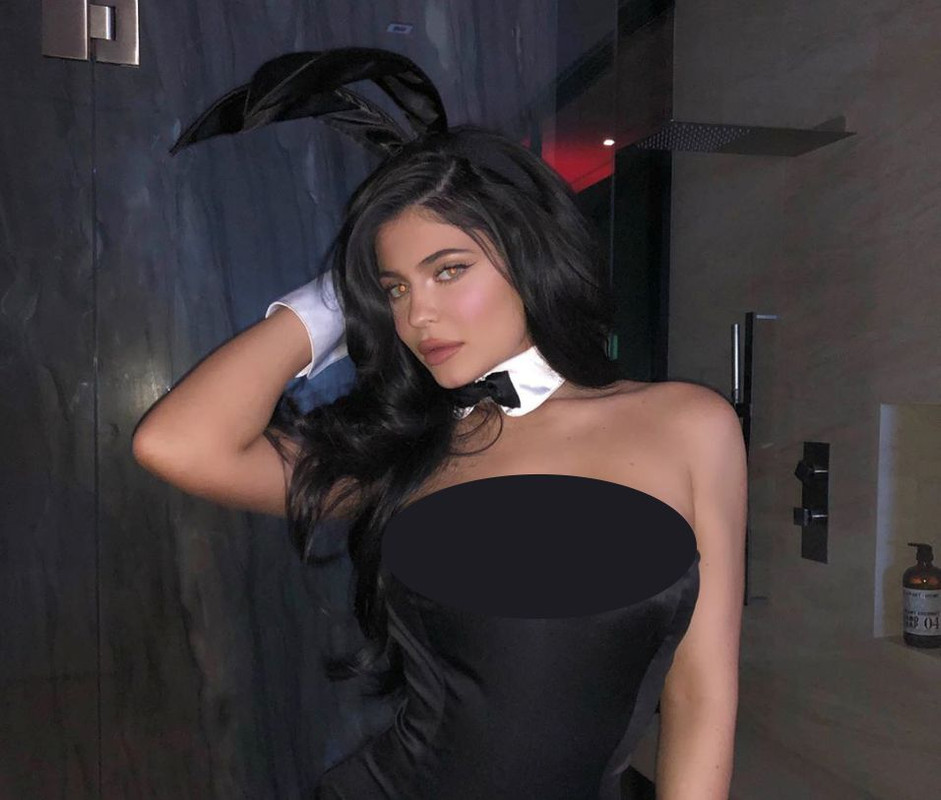 Kylie Jenner mengenakan penampilan kelinci Playboy saat perayaan Halloween.