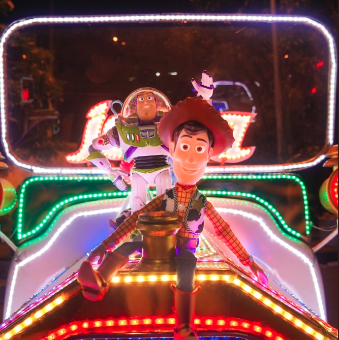 Woody dan Buzz Lightyear tampak menikmati suasana di Alun-alun kidul Yogyakarta dengan menaiki sepeda lampu.