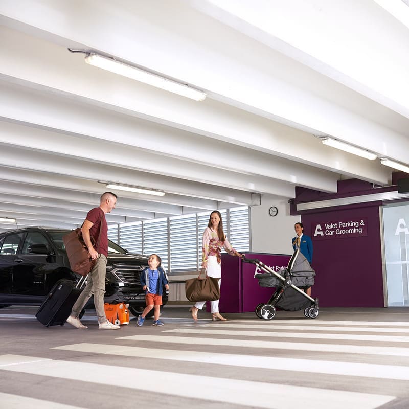 Suasana di Bandara Auckland yang saat ini sedang dilanda banjir hingga membuat ratusan penumpang terpaksa harus bermalam di pesawat dan penerbangan dibatalkan.
