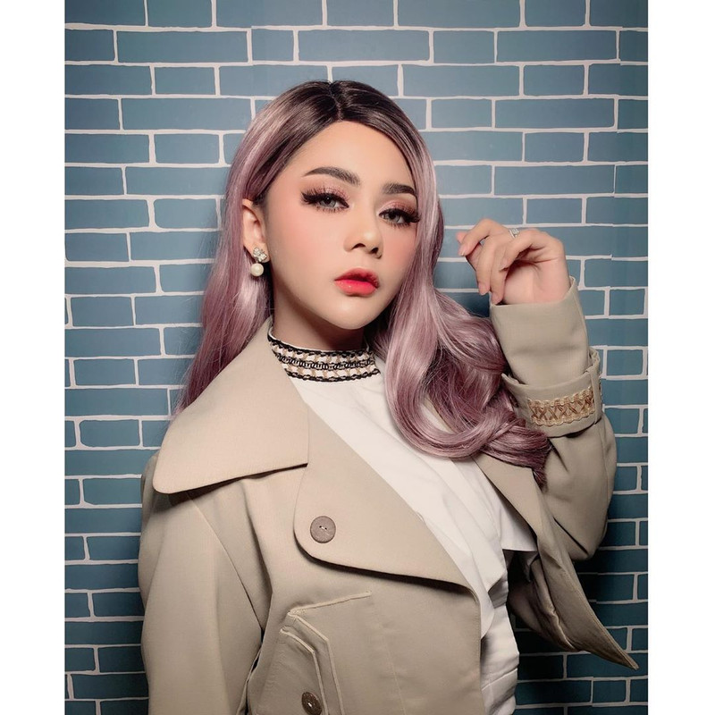 Jenita Janet merupakan penyanyi dangdut Indonesia yang identik dengan wig-nya. Ia terkenal melalui single ‘Direject’ pada 2013.