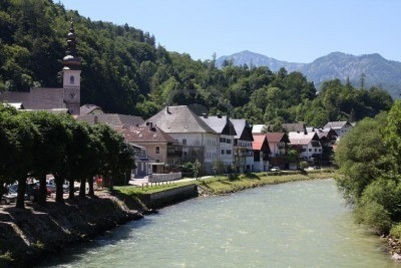 https://i.postimg.cc/CKnTMMQW/7464246-upper-austria-lauffen-part-of-municipality-bad-ischl-traun-river.jpg