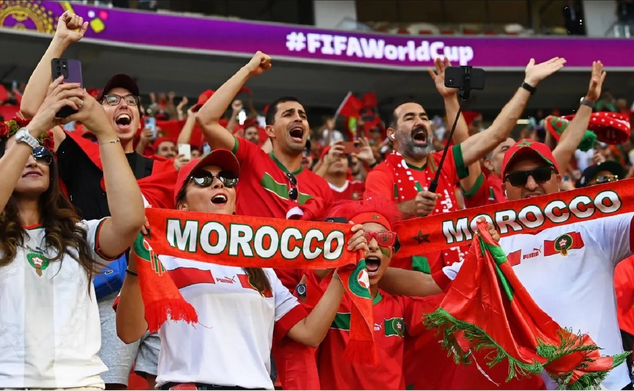 Hinchas de Marruecos se apoderan de micrófono y envían mensaje a Rusia