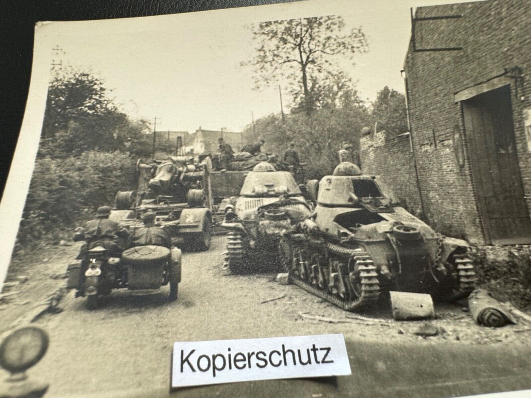 Altes Foto-Panzer-Tank-Motorrad-Geschütz-1940