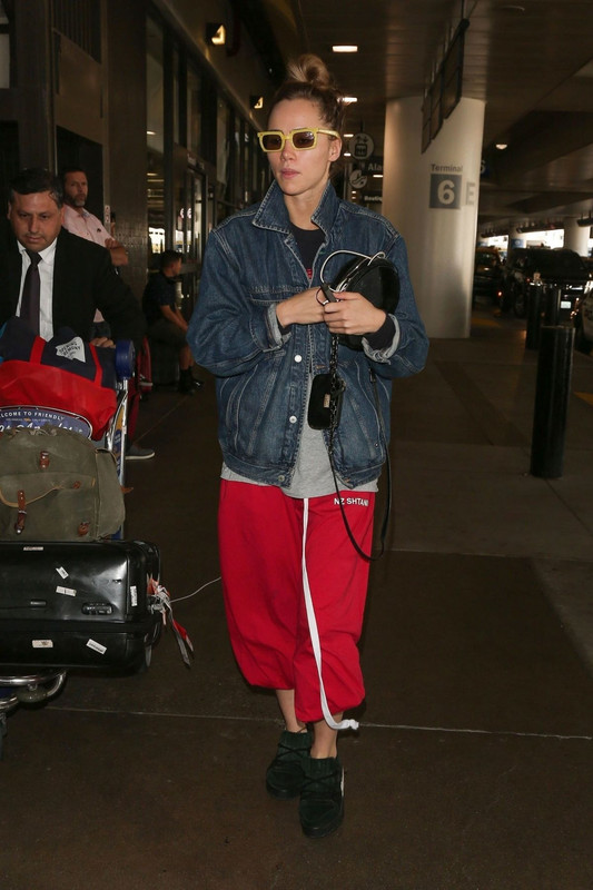 suki-waterhouse-at-los-angeles-international-airport-09-12-2018-
