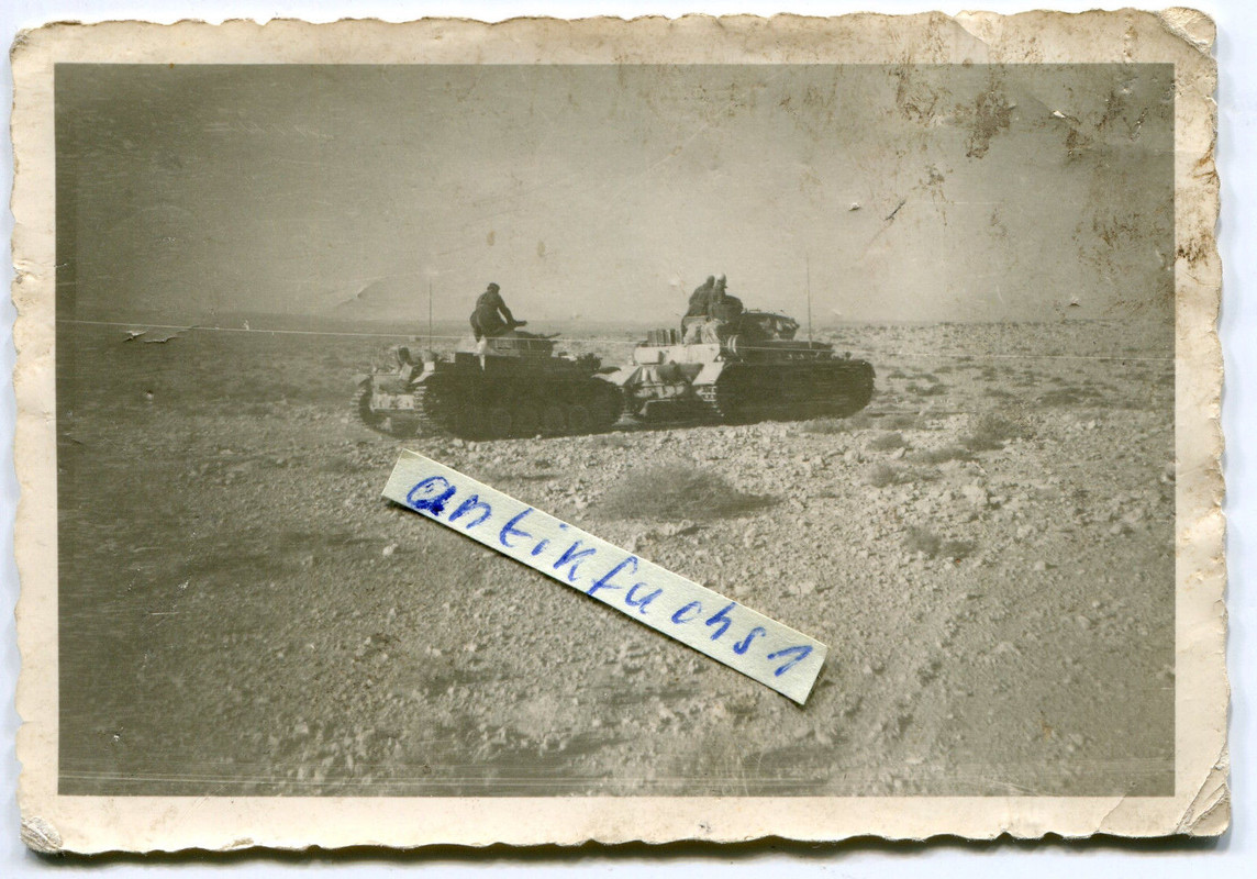 2 Deutsche Panzer des Afrikakorps beim Rückzug in Afrika im 2.WK