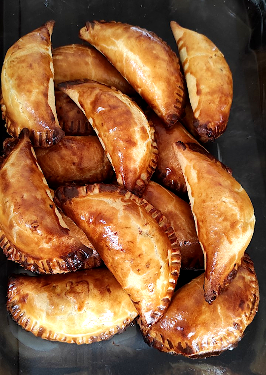 https://i.postimg.cc/CKt2qDR0/empanadas.png