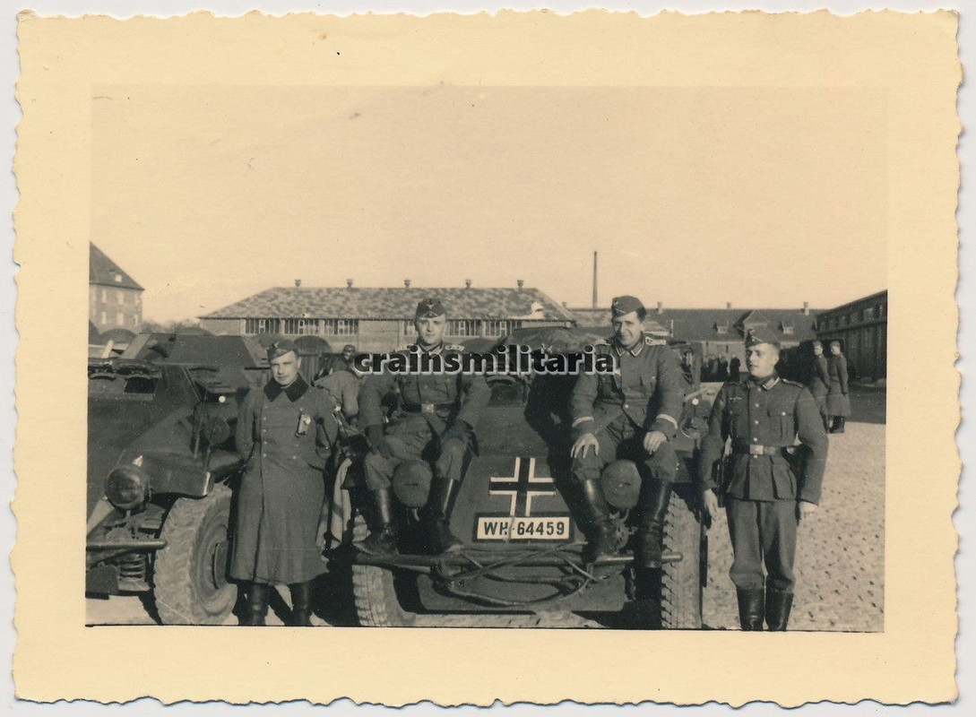 Orig. Foto Soldaten bei SdKfz 221 Panzerspähwage