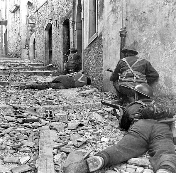 Soldados de la 3ª Brigada de Infantería Canadiense, se protegen del fuego de francotiradores. 23 de octubre de 1943, Campochiaro, Italia