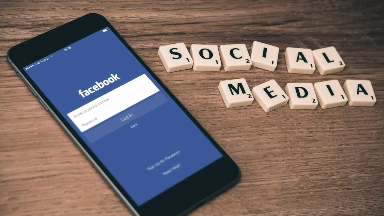 Facebook está implementando el modo oscuro en móvil Facebook está implementando el modo oscuro en móvil