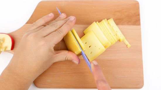550px-nowatermark-Slice-Cheese-Step-1-Version-4.jpg