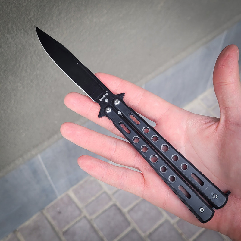 Ніж-метелик з гравіюванням