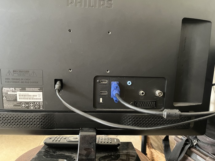 https://i.postimg.cc/CKydKWZM/moniteur-philips-connecteurs.jpg