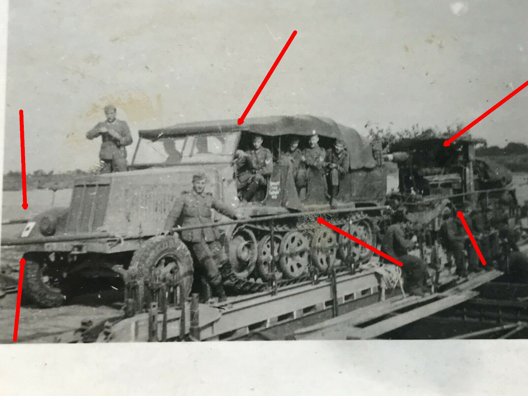 Foto Russland, 8 Tonnen Zugmaschine mit 8,8 Flak, Halbkette auf Fähre 1941