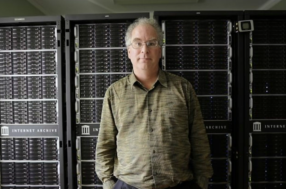Brewster Kahle, fundador de Internet Archive (con PetaBox detrás de él)
