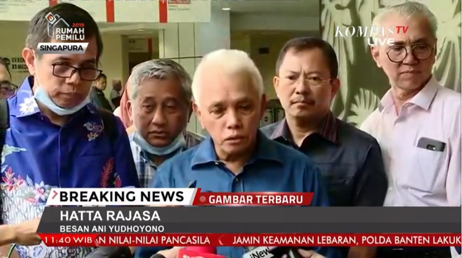 Hatta Rajasa mewakili keluarga Susilo Bambang Yudhoyono menggelar konferensi pers.