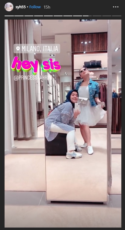 Syharini dan Aisyahrani berpose di depan kaca saat belanja