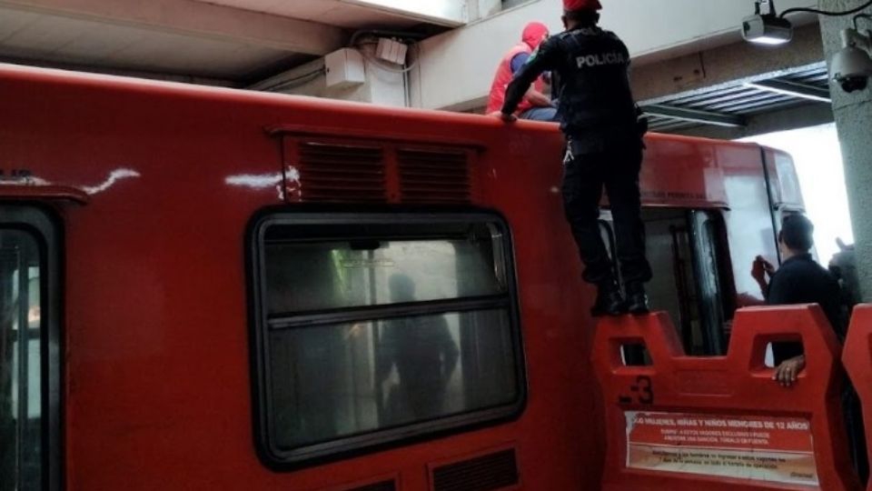 VIDEO: Así fue la detención del hombre que se subió a techo del Metro en Indios Verdes