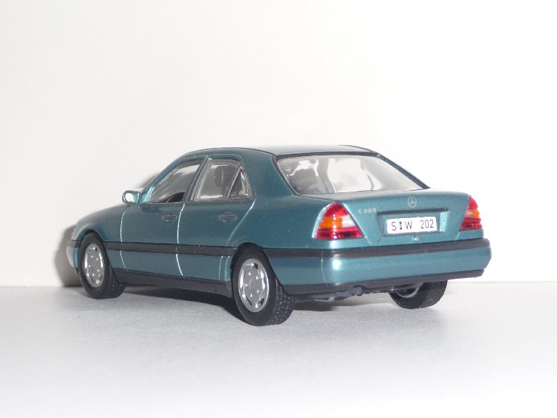 MB 220C w202 Minichamps (2)