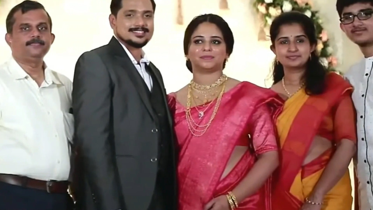 [Image: cute-malayali-bride-navel-in-pink-saree-...32-810.jpg]
