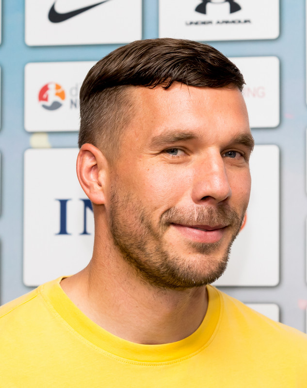 Photo de Lukas Podolski avec un hauteur de 180 cm et à l’age de 37 en 2022