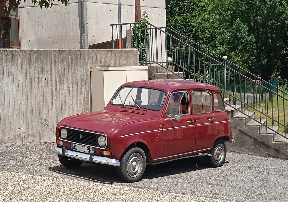 Devant le Collège Montpezzat Juin 2022