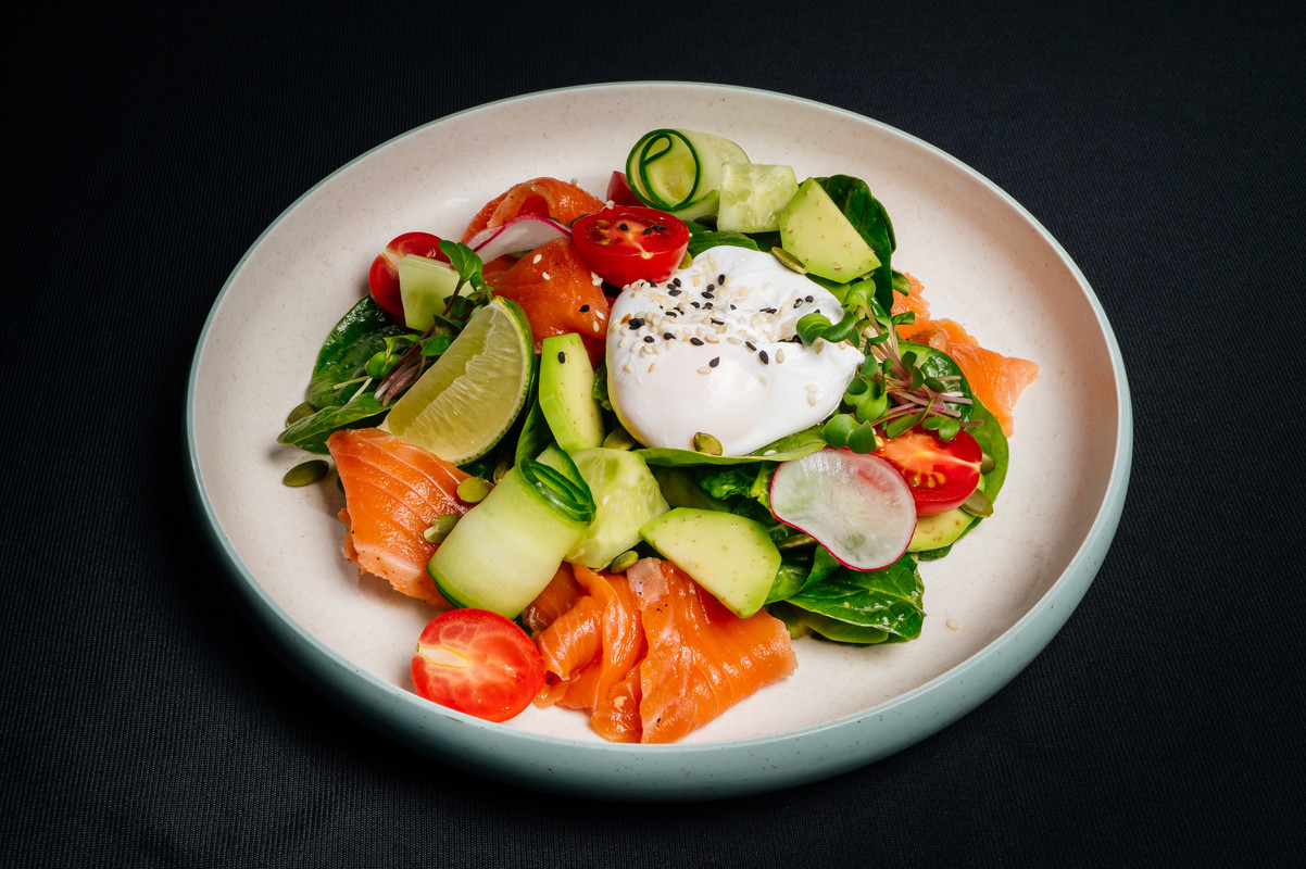 Салат с семгой и яйцом пашот