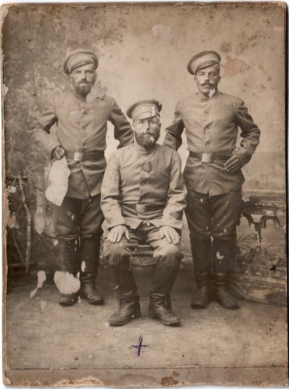 Фото Громов Василий Александрович и двое неизвестных