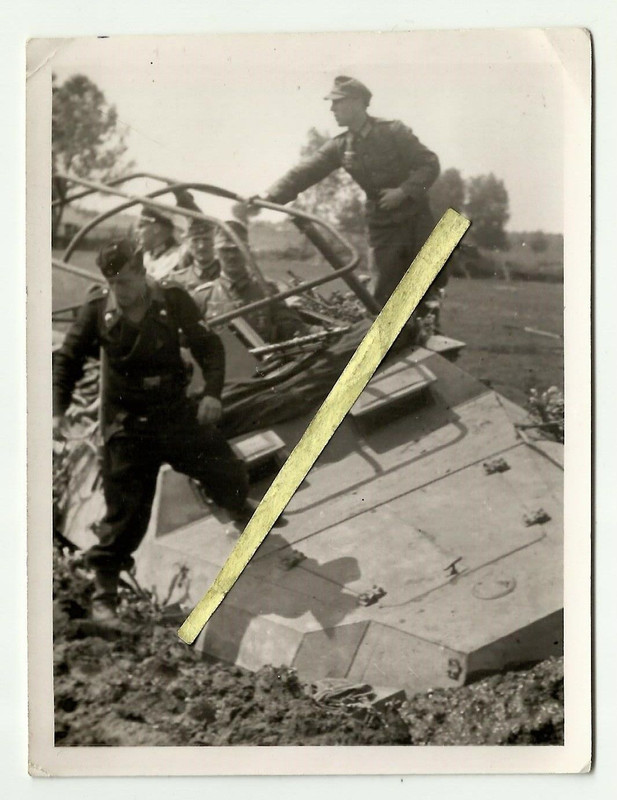 2WK deut.Panzer Einheit mit SPW festgefahren dar