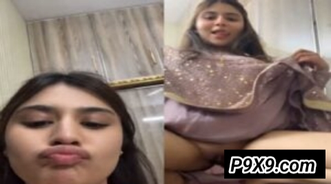 Sexy NRI Paki Girl Lifts Salwar to Shows Nude Body & Pussy