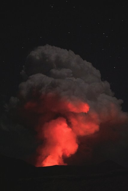 https://i.postimg.cc/CLBSRbWQ/Tanna-Volcan-mai-2020-01b.jpg