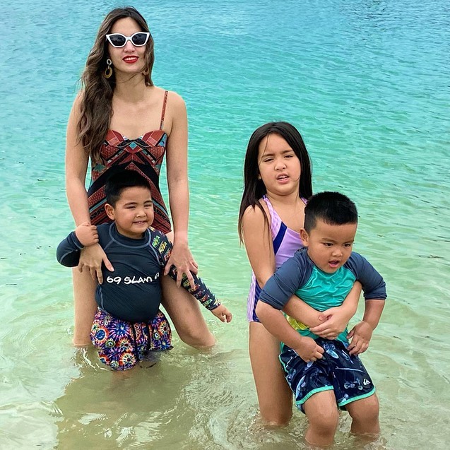Nia Ramadhani berenang bersama ketiga anaknya