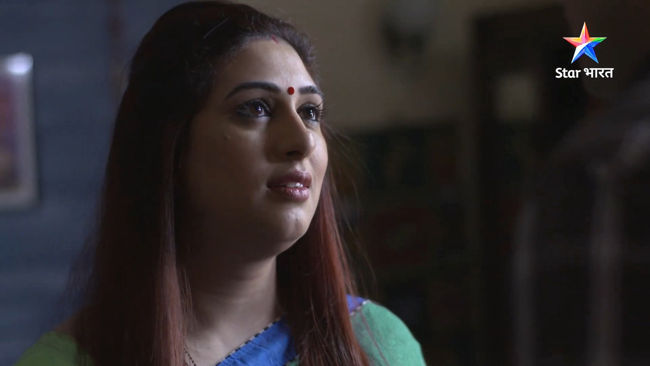 Beautiful Curvy Actress Bending and Showing Deep Cleavage-Savdhaan India.mp4_snapshot_00.05.363