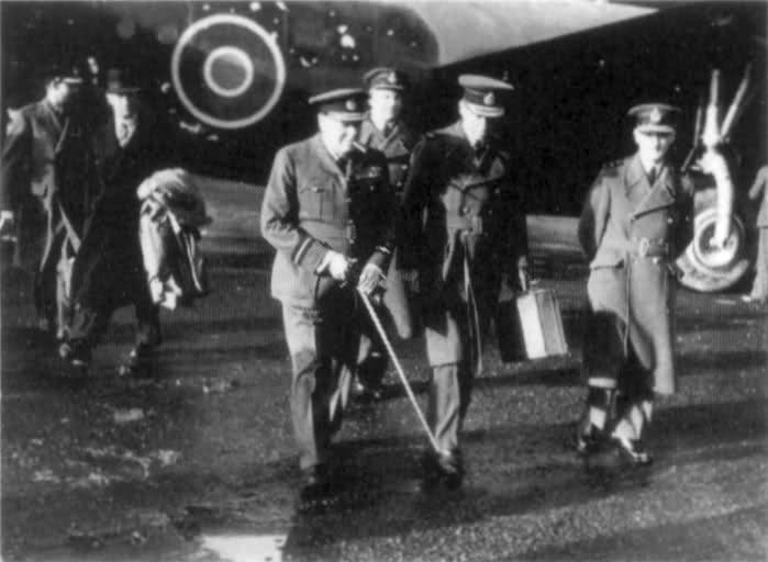 Winston Churchill con Sir Charles Portal en un aeropuerto después de regresar a Gran Bretaña después de una visita oficial Winston Churchill con Sir Charles Portal en un aeropuerto después de regresar a Gran Bretaña después de una visita oficial