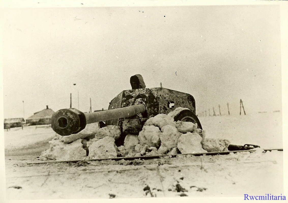 German Panzerjägers w PAK 40 7.5cm Gun in Russian Winter!