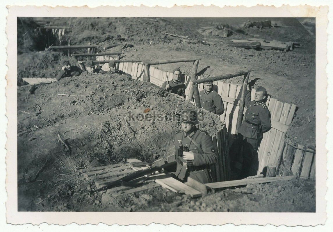 !! im Schützengraben in Schweigen Landser mit Fernglas und Karabiner