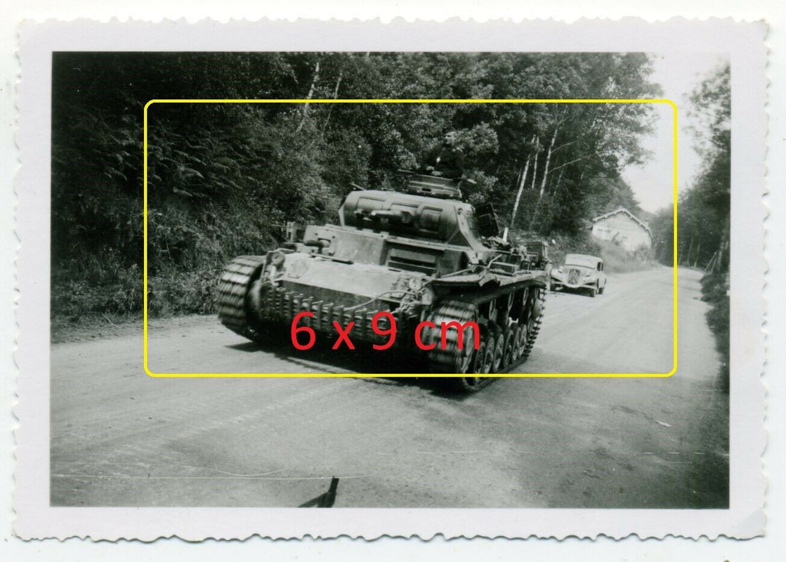 Foto deut. Panzer III Vormarsch rue Frankreich PKW Citroen & Gebäude Hotchkiss