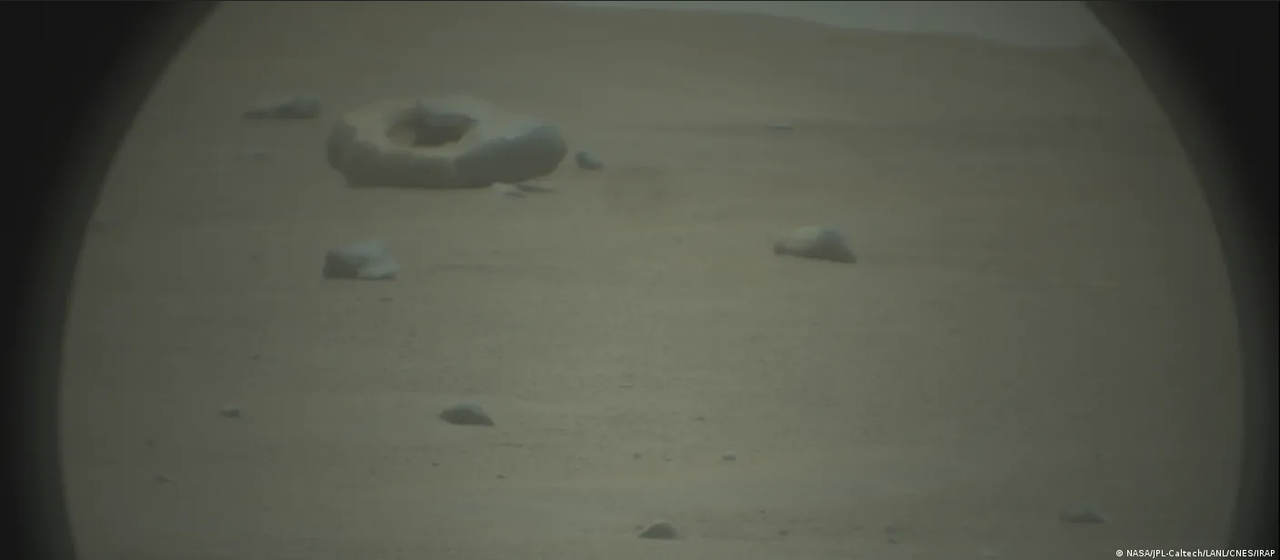 ¿Qué forma tiene la extraña roca encontrada en Marte?