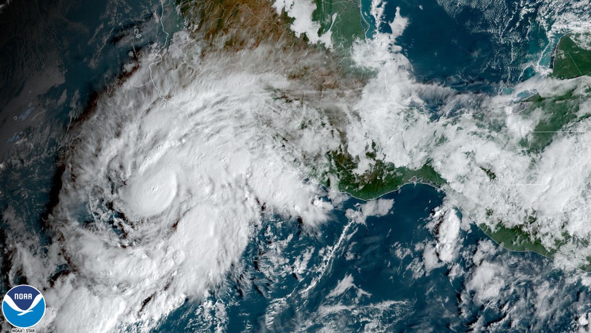 Uragano Roslyn diventa categoria 4 prima dell’arrivo in Messico