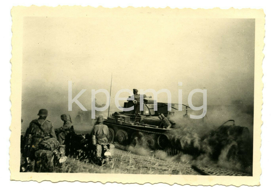 Aufnahme eines Panzer 38 ( t ) und Kradmelder beim Vormarsch,