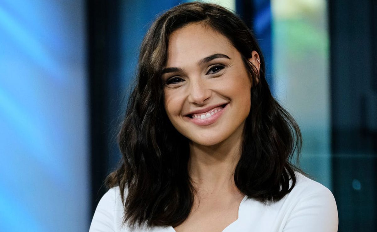 Gal Gadot presume sus pasos de baile al  ritmo de Rosalía; modeló coquetos looks