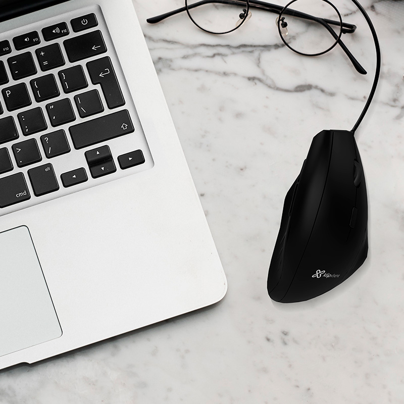Mouse vertical KlipXtreme en uso, mostrando la postura ergonómica de la mano.