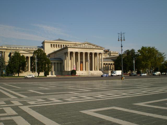 Budapest, centro de Europa - Blogs de Hungria - Día 2 – Miércoles 21 de Agosto. Plaza de los héroes, museo nacional Húngaro (2)