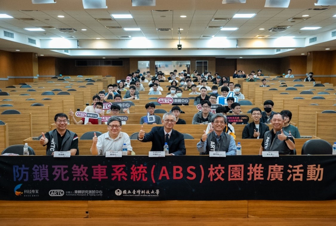 科研安全技術前進校園 車輛中心首創「ABS虛實整合平台」 大學生體驗機車防鎖死煞車系統