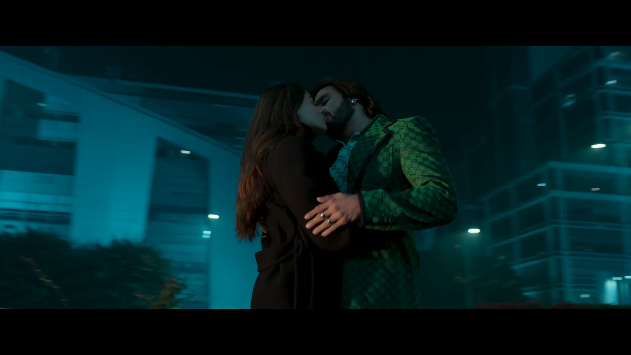 Rocky Aur Rani Kii Prem Kahaani 2023 - by Telly - VLC media player 08-09-2023 14_04_37