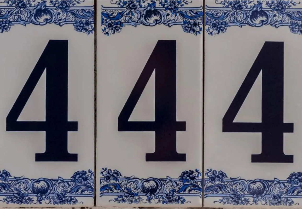 El Número 444 en la Numerología: Guía Completa sobre Amor, Dinero y Compatibilidades